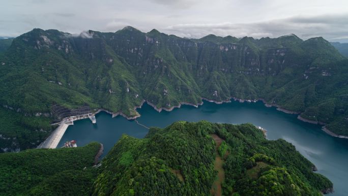 绿色山峦水库航拍