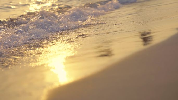 金色沙滩海浪涌动