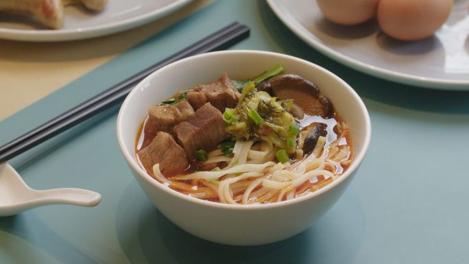 热气腾腾的牛肉面
