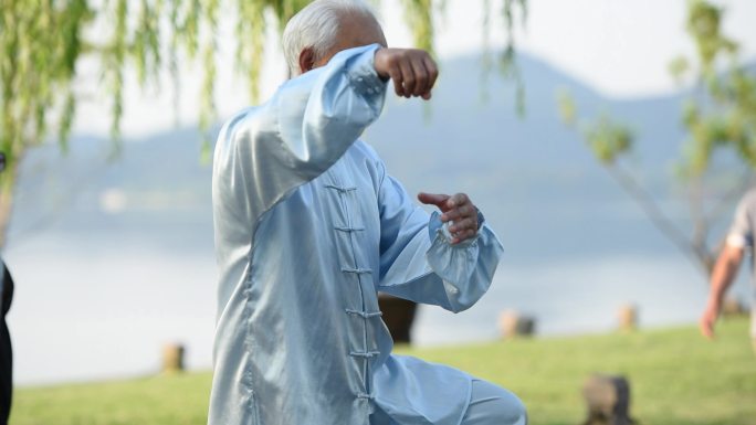老人打太极 晨练 养身传统文化 银发老人