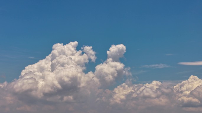 城市与云海的交织