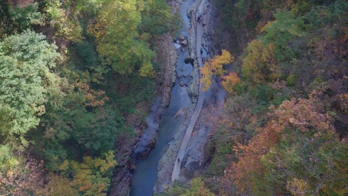 秋田大峡谷的秋季徒步旅行鸟瞰图