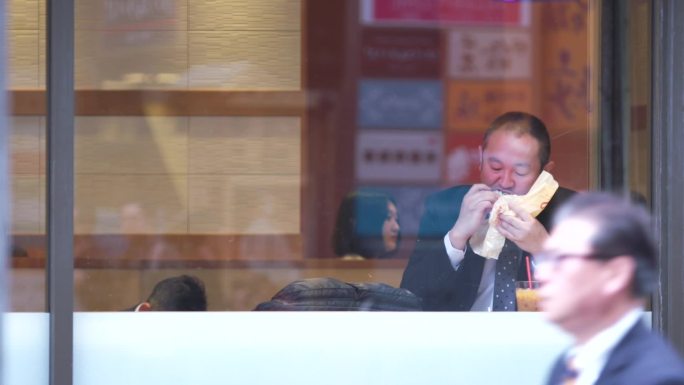 东京涩谷原宿竹下通购物街人流