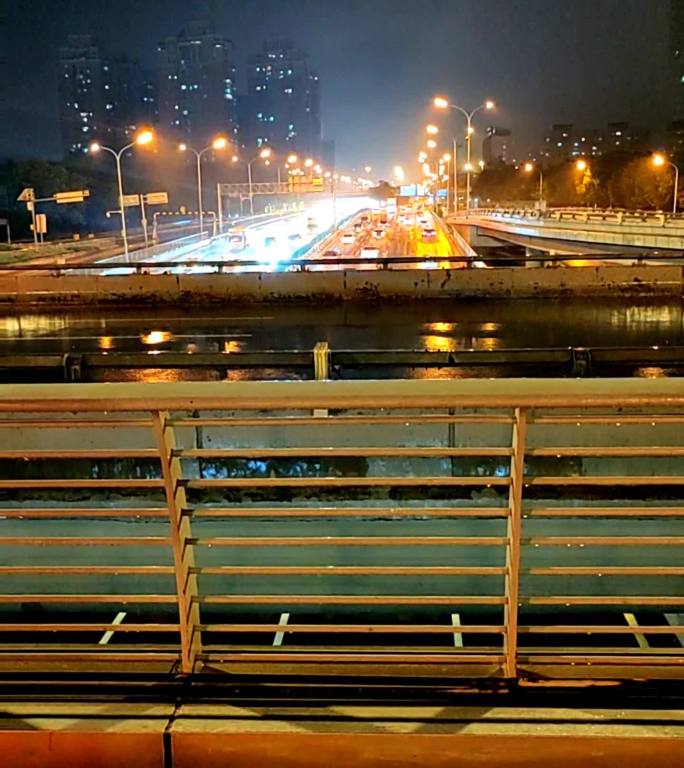 北京 城市 夜间 下雨 车流
