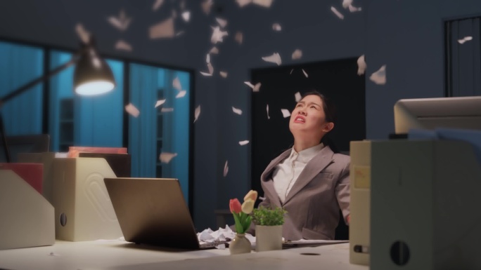 深夜加班疲惫的女职员