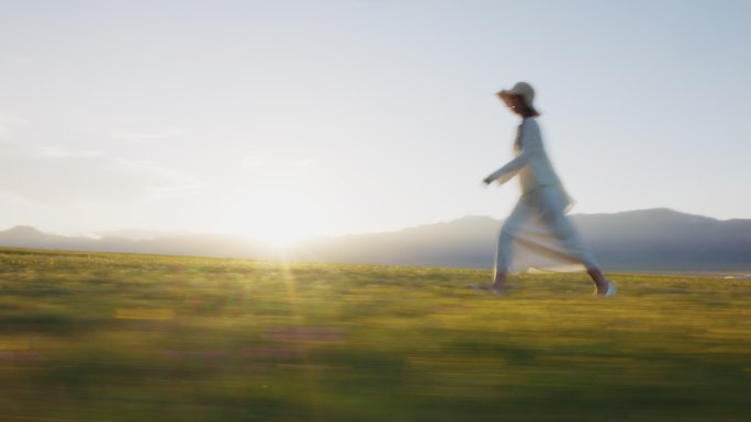 旅拍新疆伊犁女生旅行草原赛里木湖