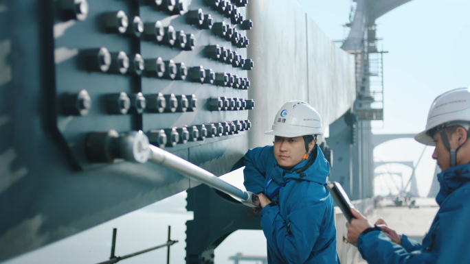 城市建设者大桥巡检 桥梁建设者户外作业