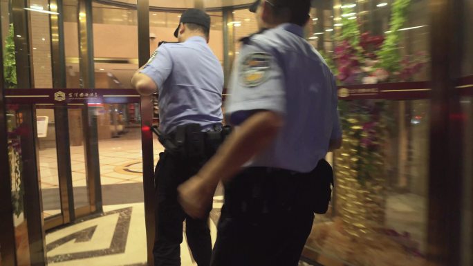 公安警察抓捕嫌疑人现场