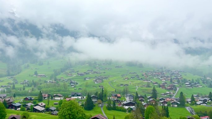 雾气笼罩下的阿尔卑斯山村，雨后格林德瓦