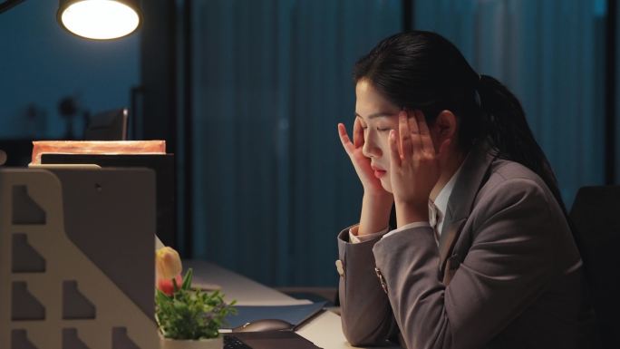 深夜加班疲惫的职场女性
