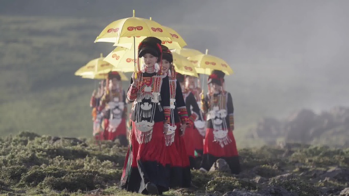 彝族美女朵洛荷