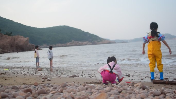 海边儿童玩耍嬉戏