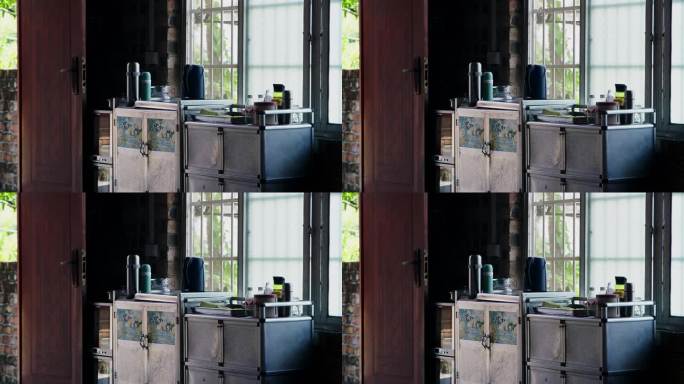 老旧简陋厨房的日常