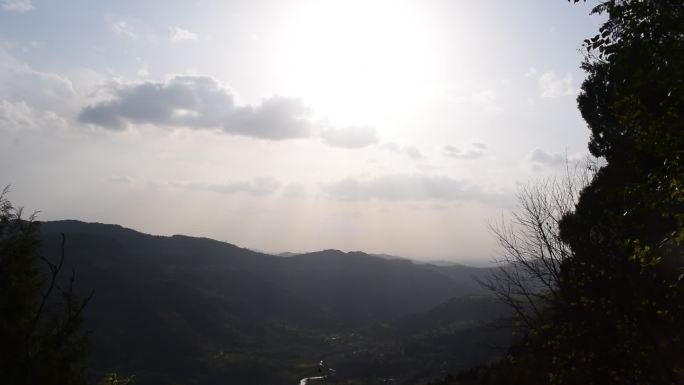 阳光穿透云层的山景
