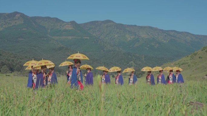 黄伞下的彝族美女