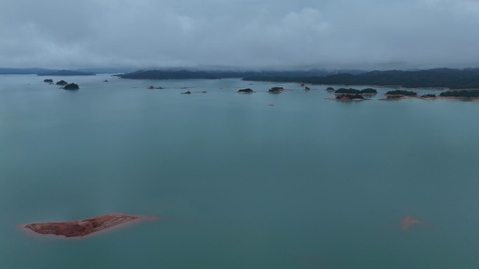 雨后穿越云层之下的万绿湖