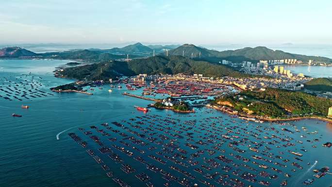 广东阳江海陵岛海边捕鱼船回港