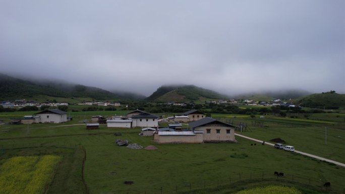 湖畔村庄自然风光