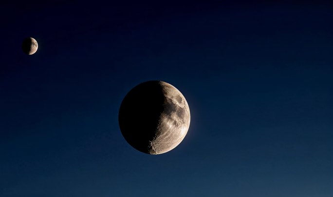 夜空中的半月 月亮的阴晴圆缺