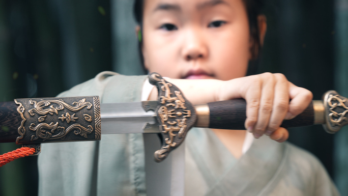 国风武侠风小女孩竹林舞剑微电影4K