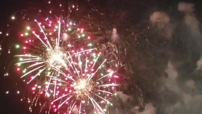 节日庆典绚丽烟花绽放夜空