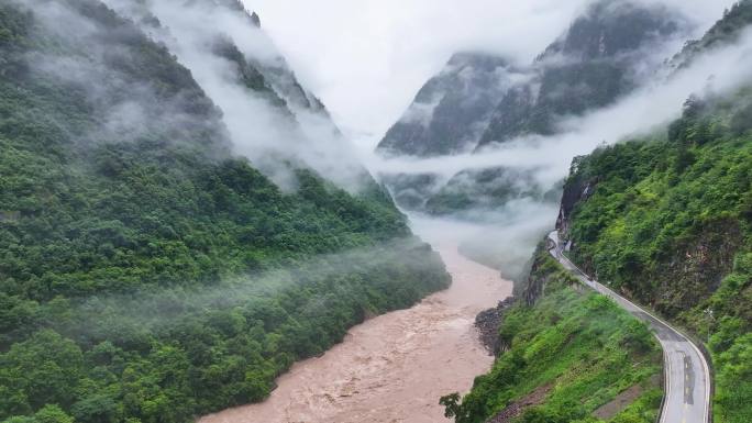 丙察察219云海下雨怒江草原村庄河流湍急