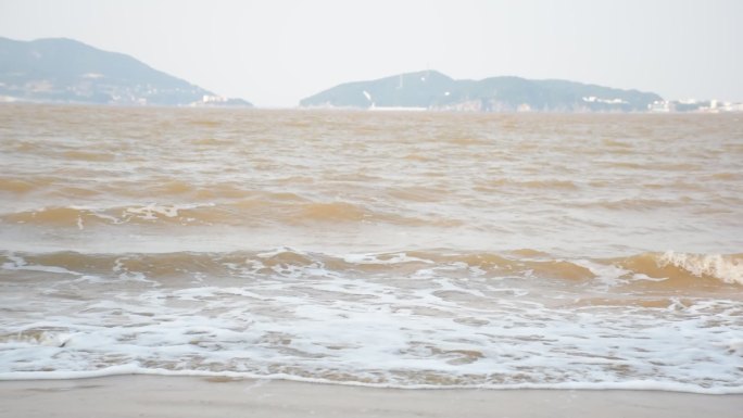 海滩波浪涌动