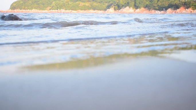海滩潮汐涌动