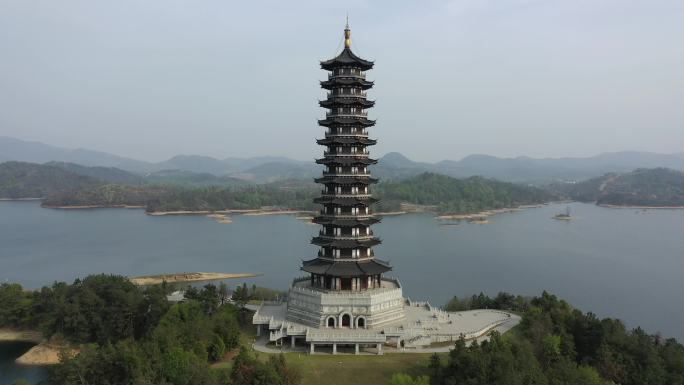 环绕拍摄水库边的多层宝塔