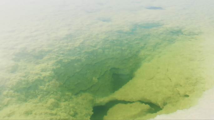 青海大柴旦翡翠湖盐湖水面波光粼粼
