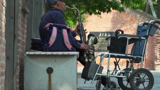老人吹萨克斯公园轮椅