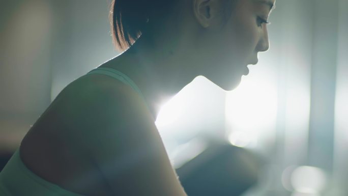 健身房动感单车锻炼健身女性塑形身材