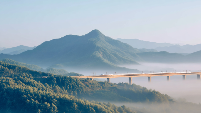 高铁动车复兴号穿梭城市与乡村农村