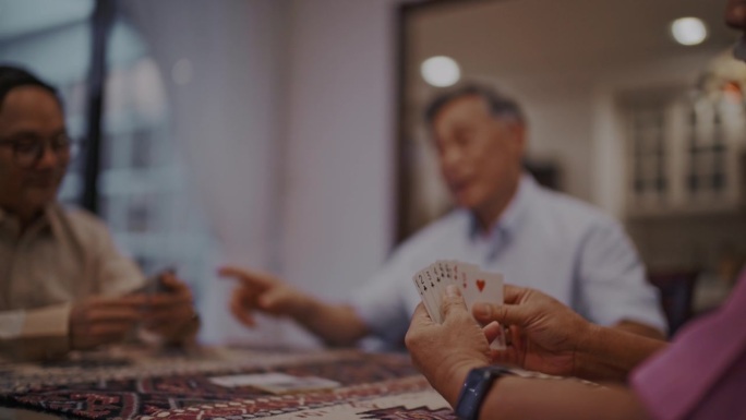 一群老人正在打牌。