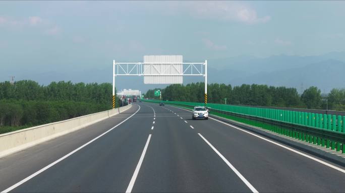 【原创实拍】高速公路上的车流与城市远景