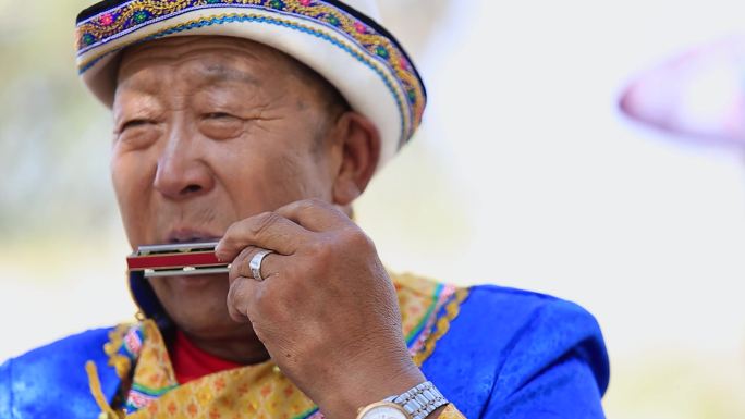 裕固族牧民拉手风琴 吹口琴 一家人 小孩