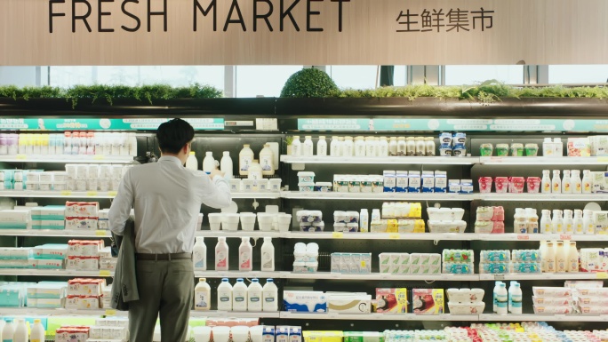 男性超市购物 选购商品 无感支付