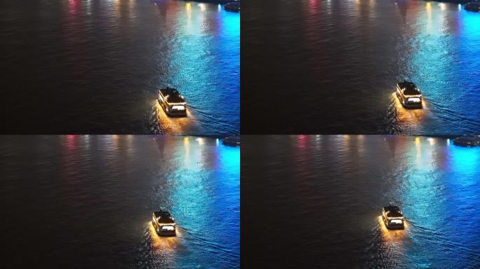 夜幕下的游船