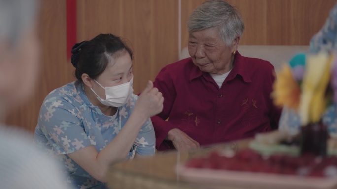 医护人员照护老人