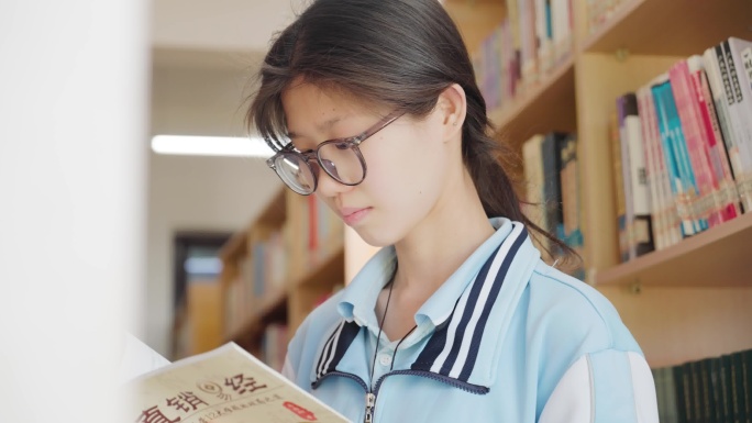 学生图书馆看书阅读学习查找书籍