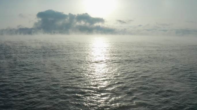 青海青海湖晨雾海面日出景观