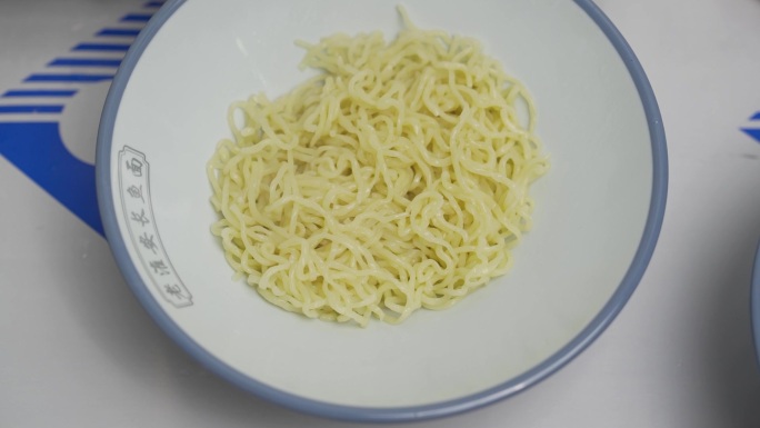 煮面装碗制作全过程 淮安长鱼面 面条入水