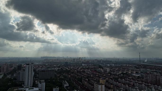 城市上空的光线穿透云层