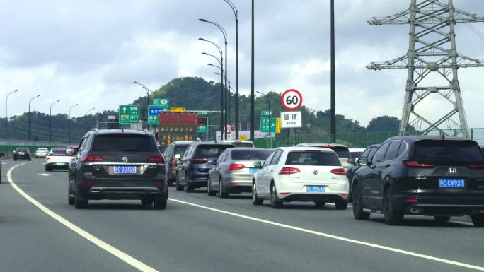 高速公路拥堵 龟速前行 走走停停