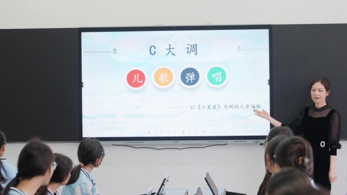 钢琴课堂老师与学生互动教学