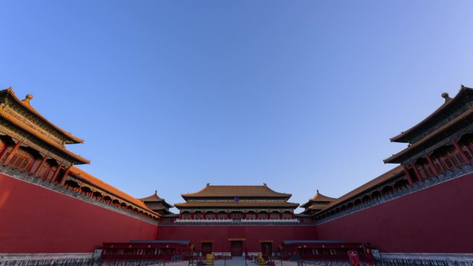 4K延时摄影：故宫建筑群中全景光影变化。