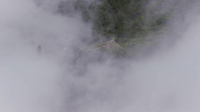 四川西藏金沙江上游藏区高山云中经幡风马旗