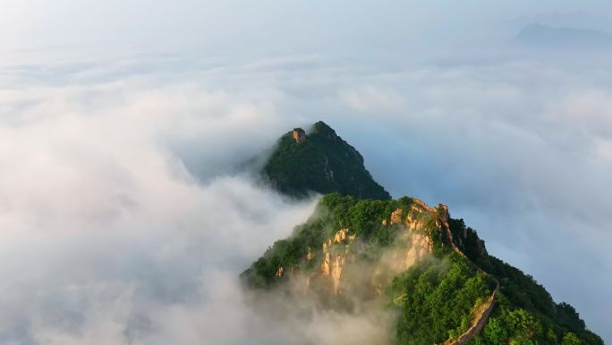 云雾缭绕的万里长城