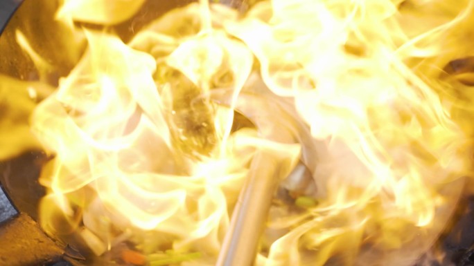 爆炒油锅火焰 火焰烹饪美食制作过程