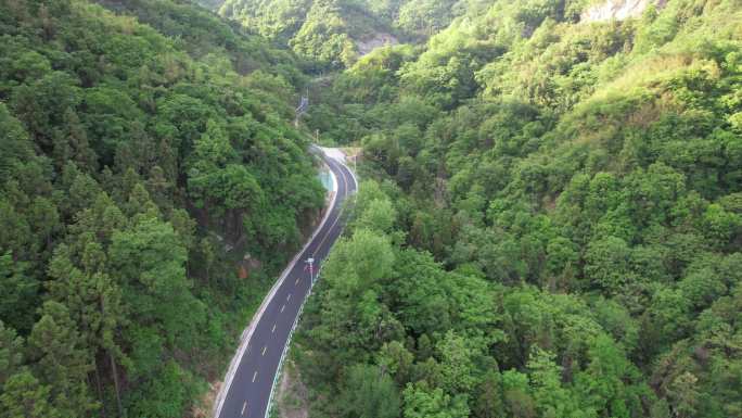 绿色山谷公路航拍蜿蜒山路乡村公路乡村振兴